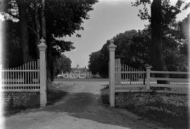 Mount Vernon vista through west gate