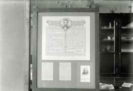 Neg no. 156 : Lincolniana ; The Gettysburg Address in swinging frame