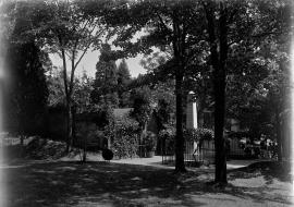 Tomb at Mt. Vernon (side view);