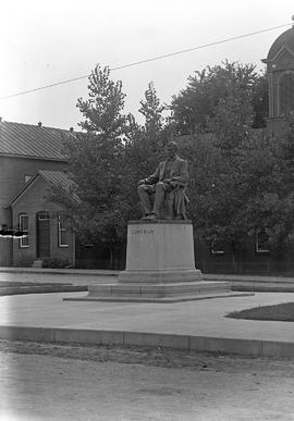 Lincoln statue at Hodgenville (partially injured in washing box), 9 AM; 1911/08/08