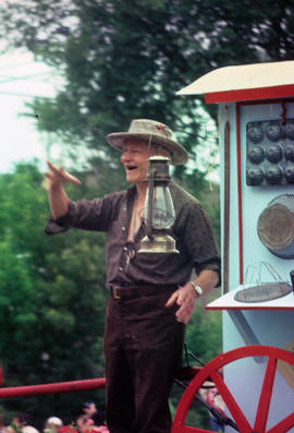 Bob Robinson historical peddler demonstration